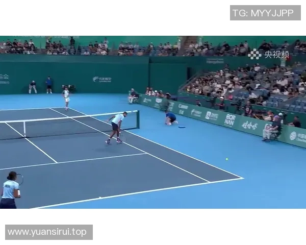 球员赛场求婚成功，观众掌声雷动